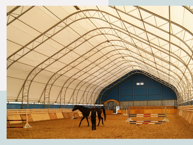 Строительство конных манежей в Устях-Куте